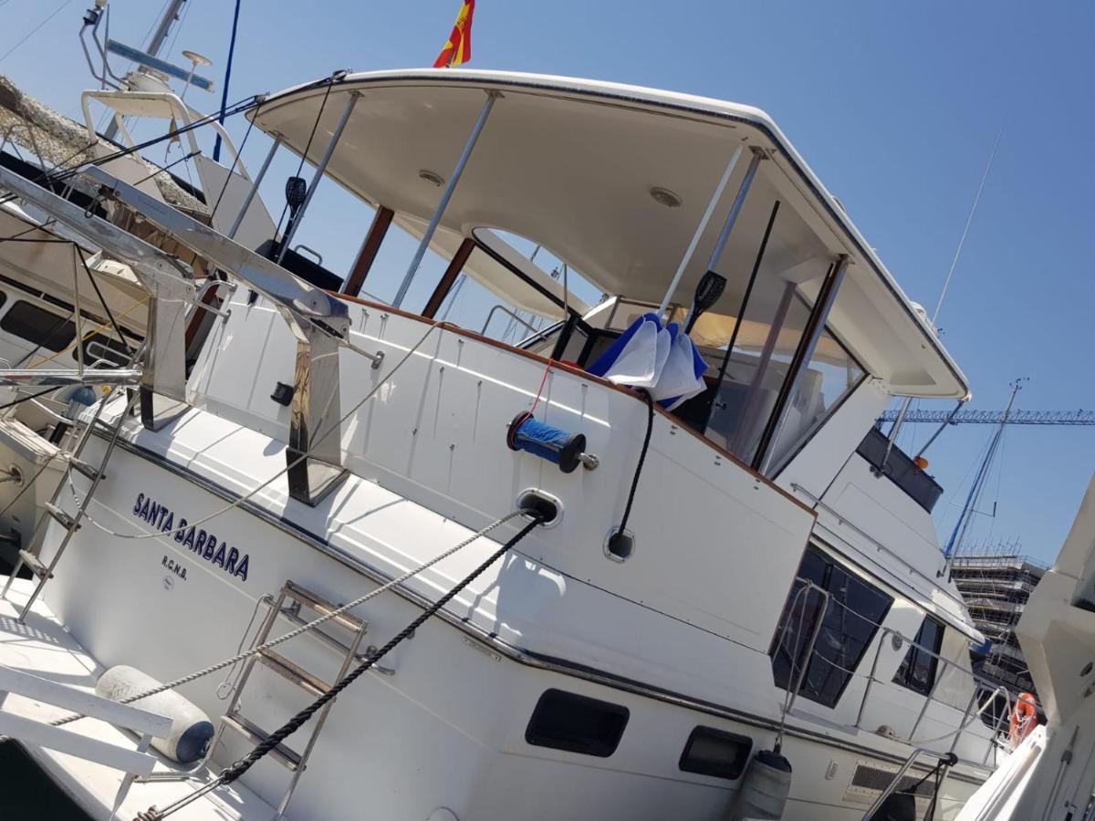 Отель Yacht Y Fiestas Сан-Адриан-де-Бесос Экстерьер фото