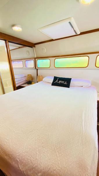 Отель Yacht Y Fiestas Сан-Адриан-де-Бесос Экстерьер фото