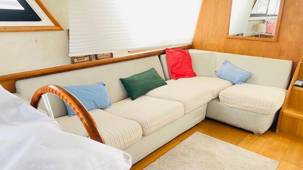 Отель Yacht Y Fiestas Сан-Адриан-де-Бесос Экстерьер фото